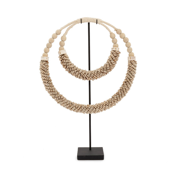 Le collier Double coquillage sur socle - Naturel