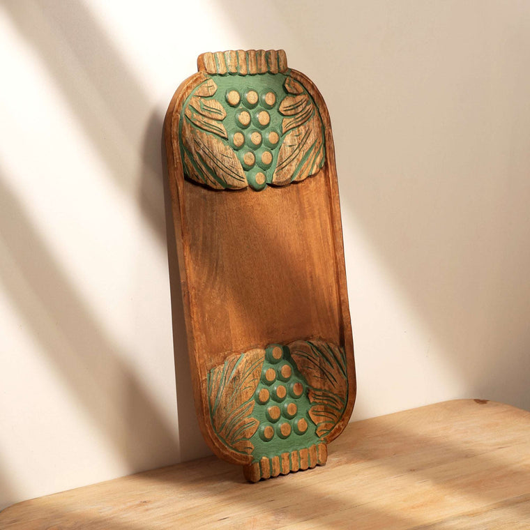 Tablero de servicio de madera tallada a mano en verde lavado con uvas | Rustic Charcuterie & Cheese Platter
