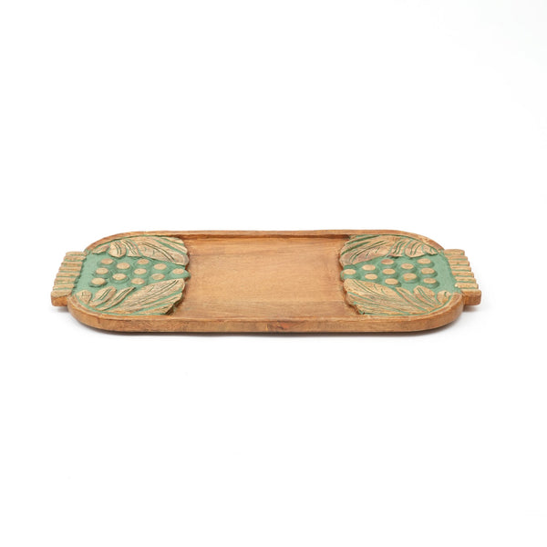 Handgesneden houten serveerplank in groene wassing met druiven | Rustieke charcuterie- en kaasplank