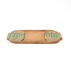 Handgesneden houten serveerplank in groene wassing met druiven | Rustieke charcuterie- en kaasplank