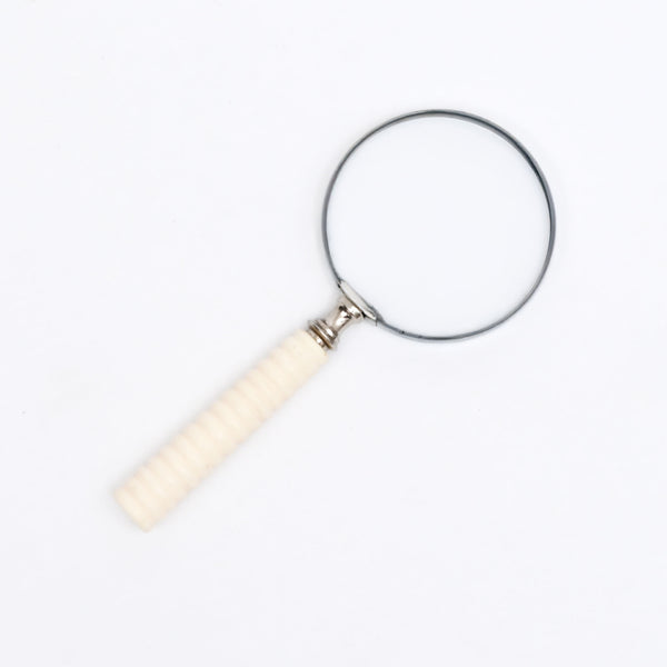 Loupe de style vintage avec manche en résine sculptée | Blanc