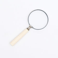 Loupe de style vintage avec manche en résine sculptée | Blanc