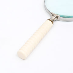 Loupe de style vintage avec manche en résine sculptée | Blanc