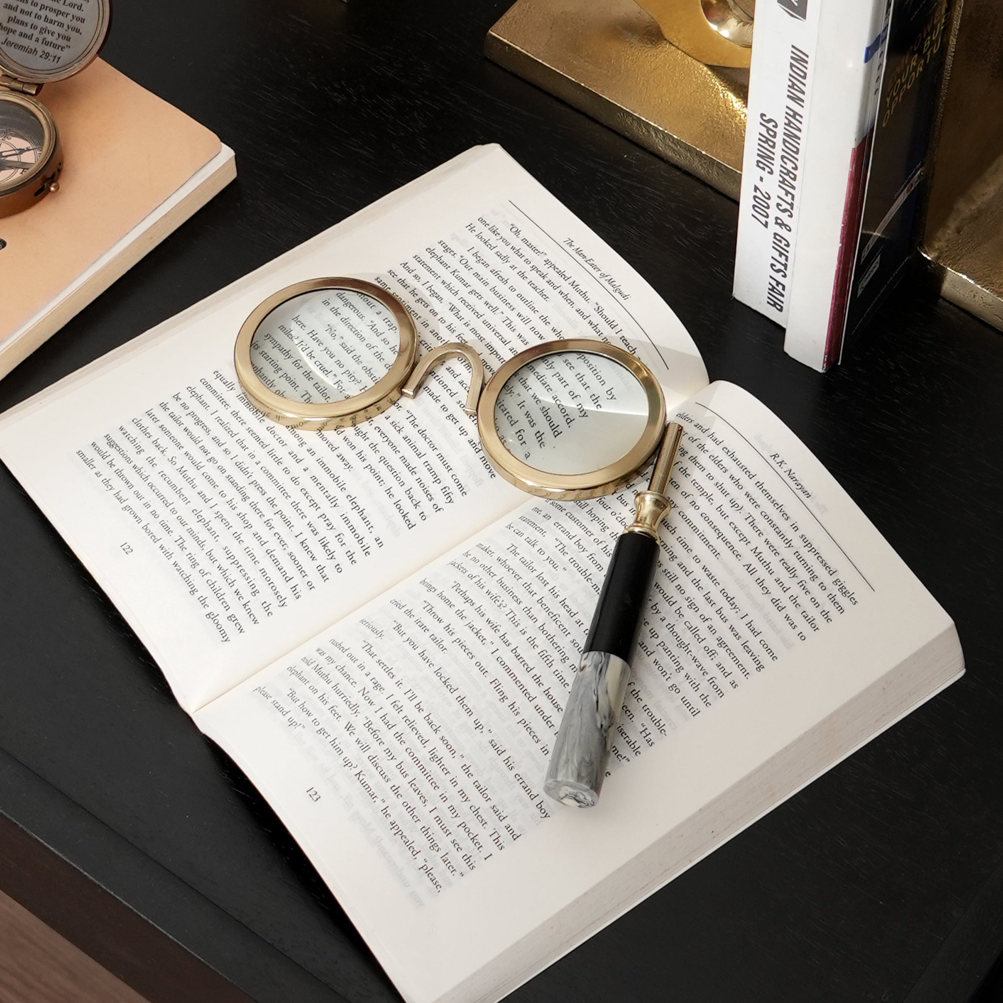 Vergrootglas met dubbele lens in antieke stijl en goudkleurige afwerking