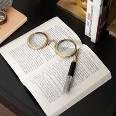 Vergrootglas met dubbele lens in antieke stijl en goudkleurige afwerking
