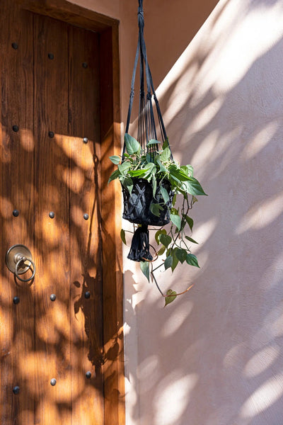 De macramé plantenhouder - zwart - L