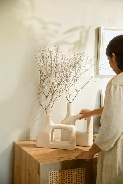 Vase Sarafay fait main en Ecomix et rotin – Accent décoratif durable et écologique pour table et bureau
