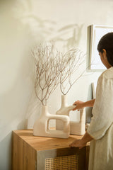 Vase Sarafay fait main en Ecomix et rotin – Accent décoratif durable et écologique pour table et bureau