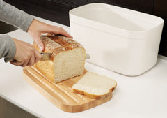 Boîte à pain avec couvercle faisant office de planche à découper