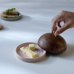 Blush gestreepte keramische botervloot met mangohouten deksel
