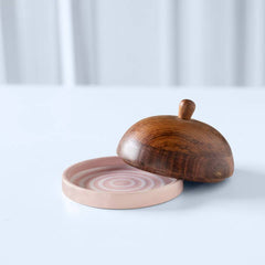 Blush gestreepte keramische botervloot met mangohouten deksel